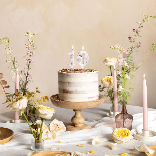Hvidt Kagelys med Blomsterblade