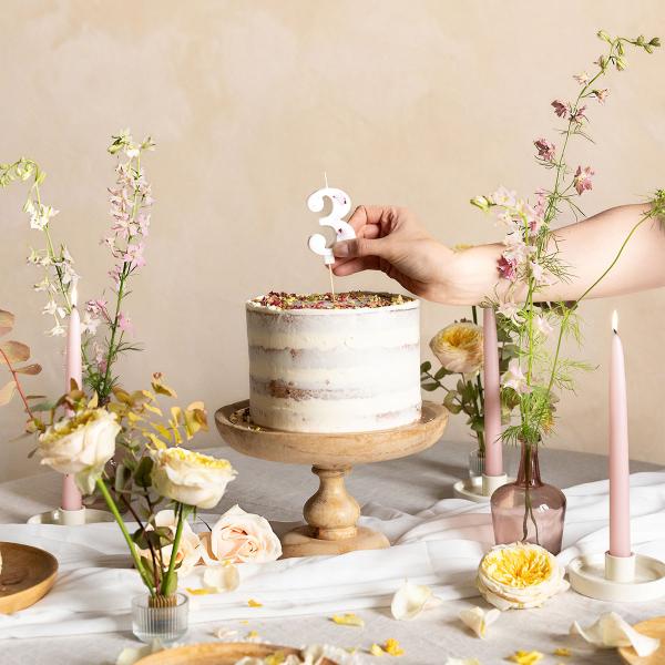 Hvidt Kagelys med Blomsterblade