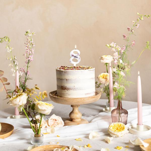 Hvidt Kagelys med Blomsterblade