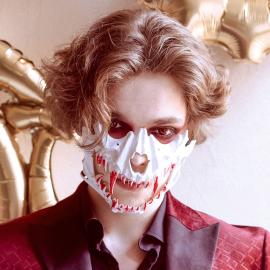 Dødningehoved Halvmaske med Blodige Tænder