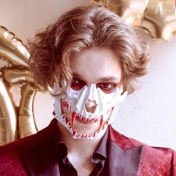 Dødningehoved Halvmaske med Blodige Tænder